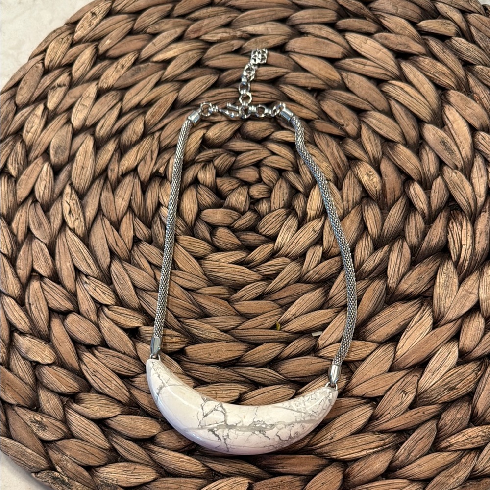Kendra Scott Silver and White Necklace with Elegant Design
